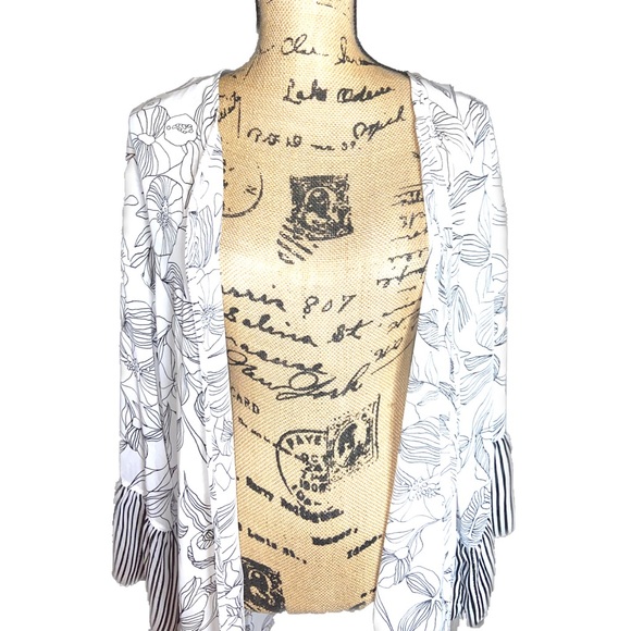 ❤️SOLD❤️NWOT- Modern Bell Sleeve Open Front kimono - Picture 9 of 11